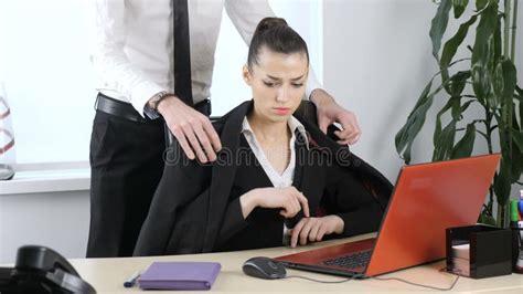 Assistant seduces boss in the office. The Secretary tries to。